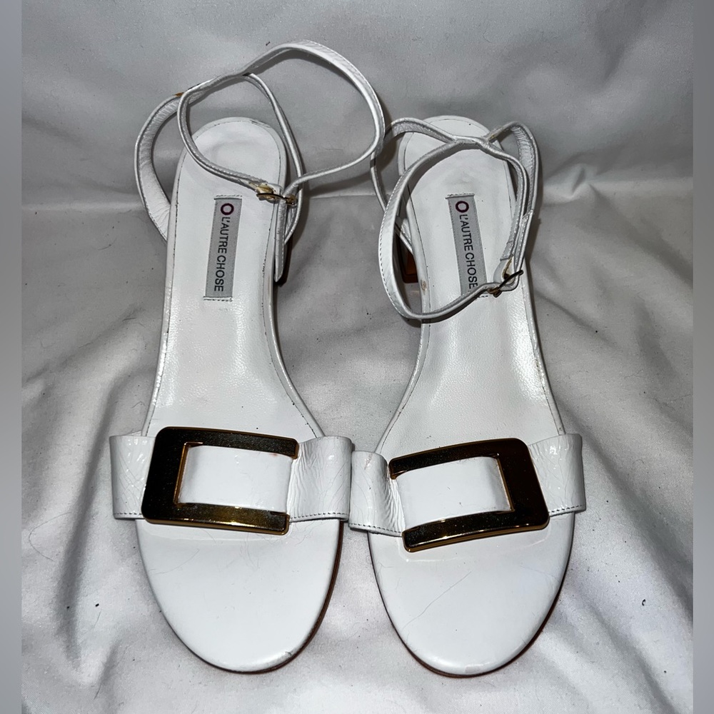 L’AUTRE CHOSE white heel sandal with gold buckle and bronze colored heel